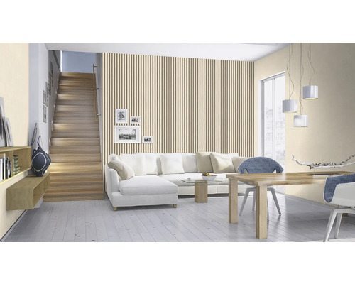 Ljust vardagsrum med trappa, soffa, bord och väggpaneler