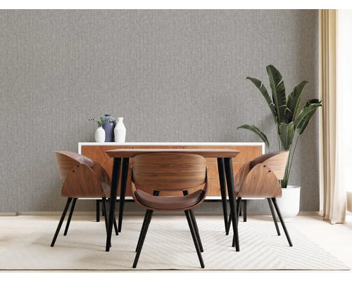 Matsal med matbord, stolar, skänk, växt och grå tapet