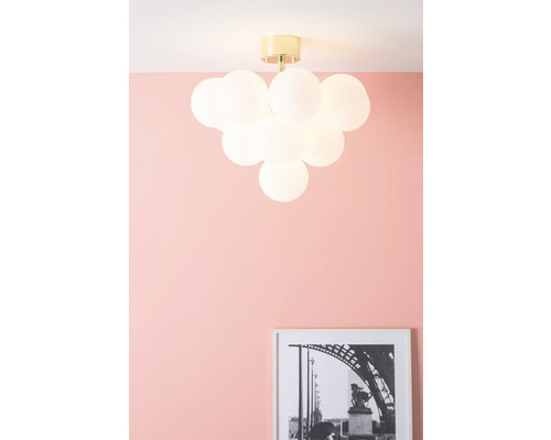 Taklampa med flera sfäriska lampskärmar.