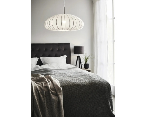 Sovrum med säng, sänglampa och hänglampa