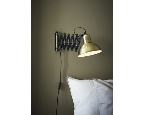 Vägglampa med saxarm och lampskärm