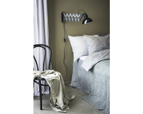 Sovrum med säng, sänglampa och stol