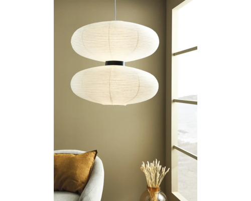 Två pappershänglampor med rund form över varandra i en interiör.