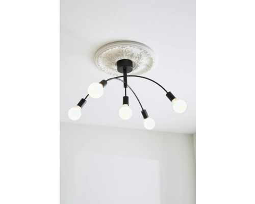 Svart taklampa med fem glödlampor i ett vitt tak