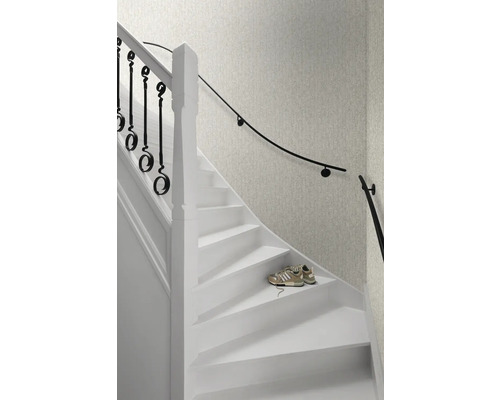 Trappa med räcke och skor på ett trappsteg