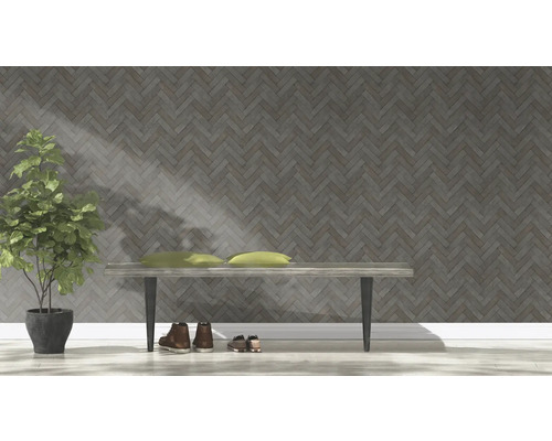 Inredningsscen med bänk, skor, växt och kuddar framför en tegelvägg