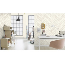 Ljust rum med bokhylla och skrivbord framför en vägg med fiskbensmönstrad tapet