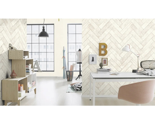 Ljust rum med bokhylla och skrivbord framför en vägg med fiskbensmönstrad tapet