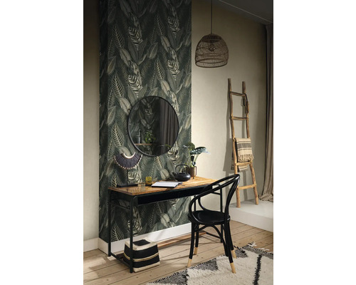 Dekorativ arbetsplats med tapet med bladmönster, skrivbord, stol och rund spegel