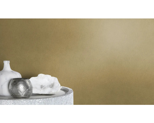 Dekoration med en marmorvas, en värmeljushållare och en kvarts på ett bord