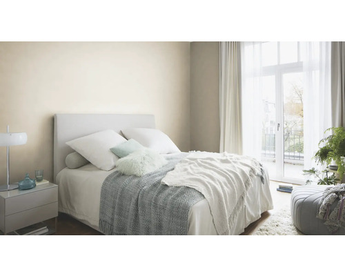 Ljust sovrum med säng, sängbord och gardiner