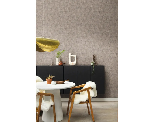 Matsal med matbord, stolar med fårskinn, skänk och tapet