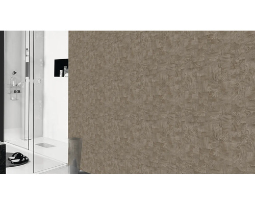 Badrum med vägg med trämönster och duschkabin