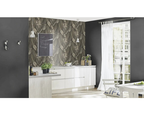 Modernt kök med vita skåp, griffelfilm, blommig tapet och ljus matplats