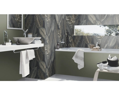 Badrum med handfat, badkar och vägg med växtmönster