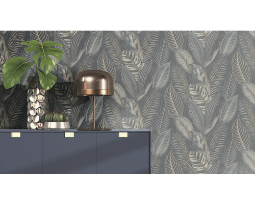 Dekorativ inredning med tapet med växtmotiv, byrå, lampa och krukväxter