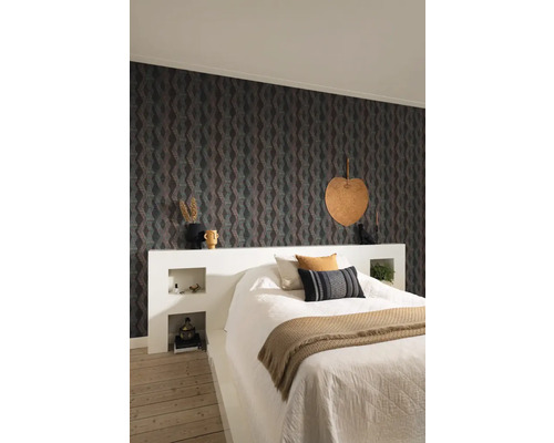 Sovrum med dubbelsäng, mönstrad tapet och sängbord med hyllor