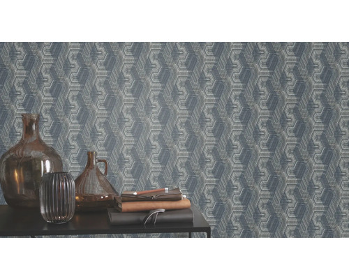 Närbild av en mönstrad tapet med vaser och böcker på ett bord