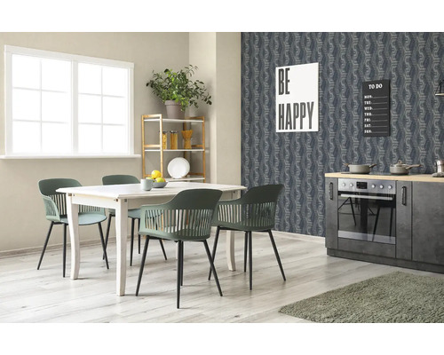 Matsal med matbord, stolar och köksbänk mot en strukturerad tapet.