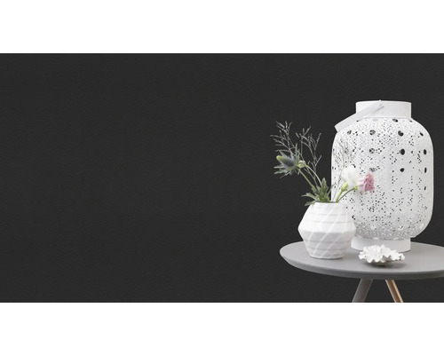 Dekorativ scen med lykta, vas och bord