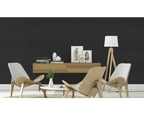 Vardagsrum med två trästolar, soffbord och golvlampa