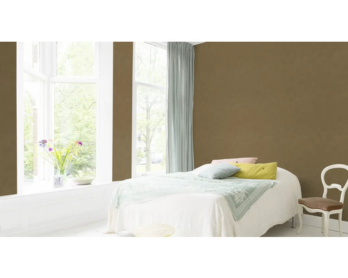 Sovrum med brun vägg, säng och fönster