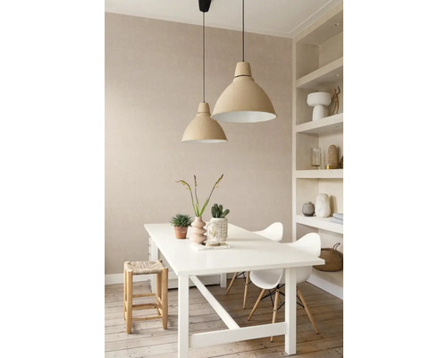 Matsal med matbord, stolar, barstol och två hänglampor