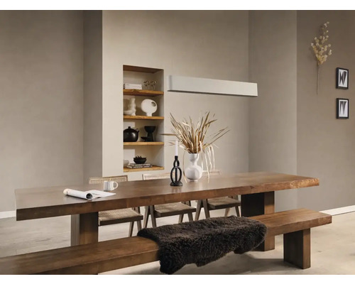 Matsal med matbord, bänk, stolar, lampa och dekorationer