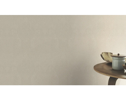 Vägg med reliefartad tapet och bord med dekoration