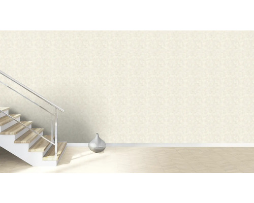 Ljust rum med trappa, dekoration och mönstrad tapet
