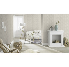 Vardagsrum med mönstrad tapet, öppen spis, soffa och dekorativa element för en stilfull boendemiljö