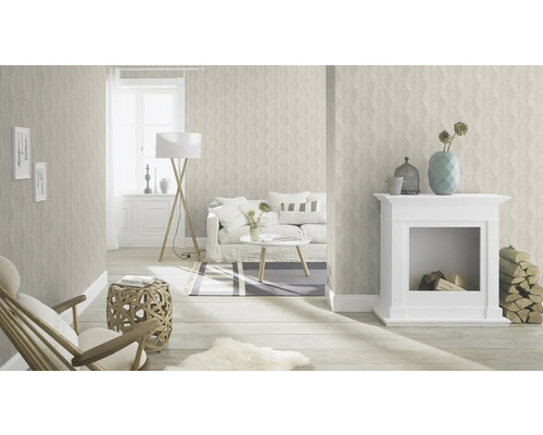 Vardagsrum med mönstrad tapet, öppen spis, soffa och dekorativa element för en stilfull boendemiljö