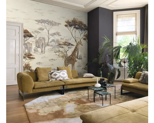 Vardagsrum med en fototapet med afrikanska djur, en soffa, soffbord och en matta