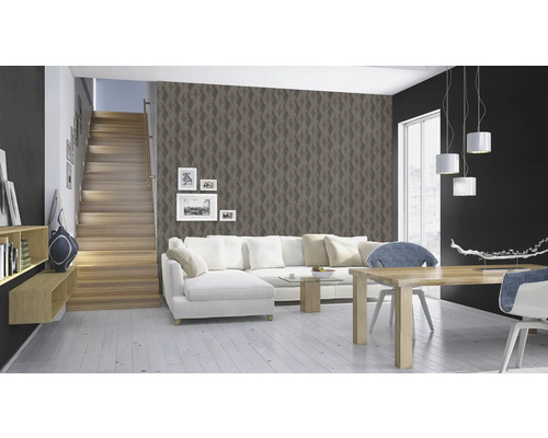 Vardagsrum med soffa, matbord och trappa