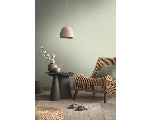 Vardagsrumsdekoration med rottingfåtölj, sidobord, hänglampa och matta