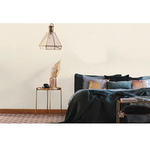 Sovrum med säng, sängbord och lampa för en mysig atmosfär.