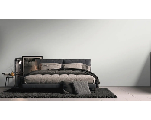 Modernt sovrum med säng, sängbord och matta för en ljus och rymlig atmosfär