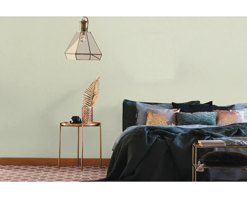 Sovrum med säng, sängbord och pendellampa