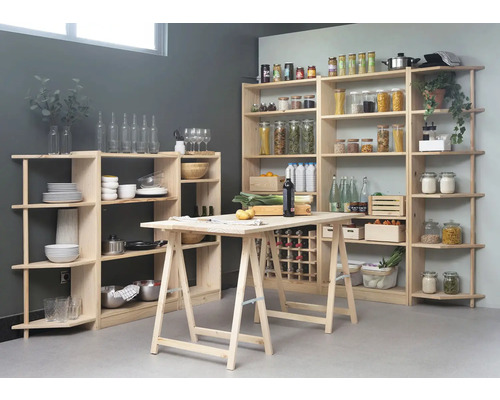 Ljust kök med hyllor och bord i trä