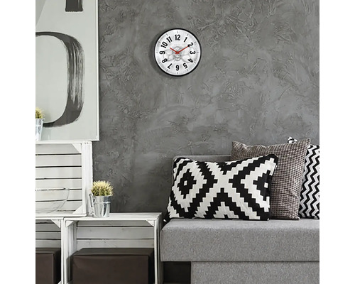 Vardagsrum med väggklocka, soffa och dekorativa element