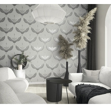 Ljust vardagsrum med tapeter med tranmönster, soffa, bord och dekorationer