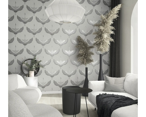 Ljust vardagsrum med tapeter med tranmönster, soffa, bord och dekorationer