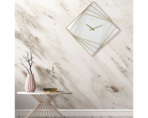 Dekorativ scen med en klocka med guldram ovanför ett sidobord med dekoration