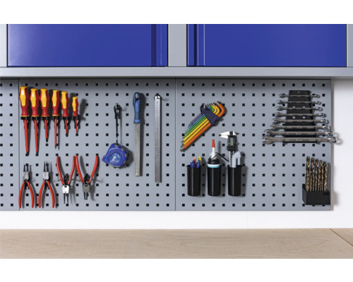 Verktygstavla med diverse verktyg som skruvmejslar, tänger och nycklar