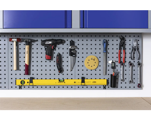 Verktygsvägg med hammare, sladdlös skruvdragare, skiftnyckel, fil och vattenpass