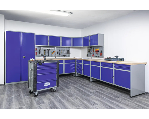 Verkstad med verkstadsinredning, verktygsskåp, arbetsbänk och verktygsvagn för en ordnad verkstad