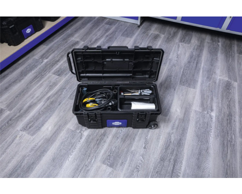 Öppen verktygslåda med verktyg