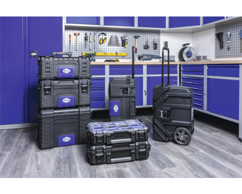 Verkstad med verktygslådor och verktygsskåp