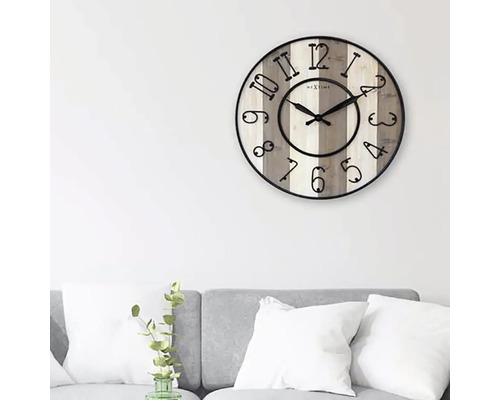 Nextime väggklocka med siffror på ljus träbakgrund