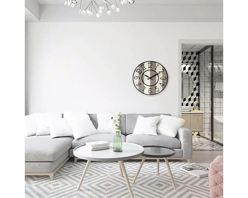 Vardagsrum med soffa, soffbord, matta och väggklocka